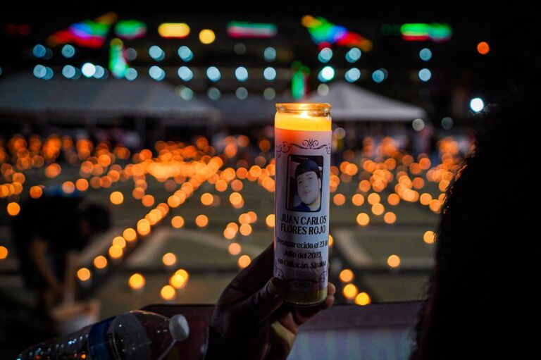 Buscadoras en Culiacán encienden 5 mil veladoras por desaparecidos