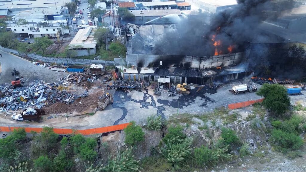 Explosión en fábrica provoca incendio y deja dos personas lesionadas