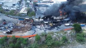 Explosión en fábrica provoca incendio y deja dos personas lesionadas