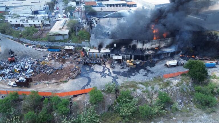 Explosión en fábrica provoca incendio y deja dos personas lesionadas