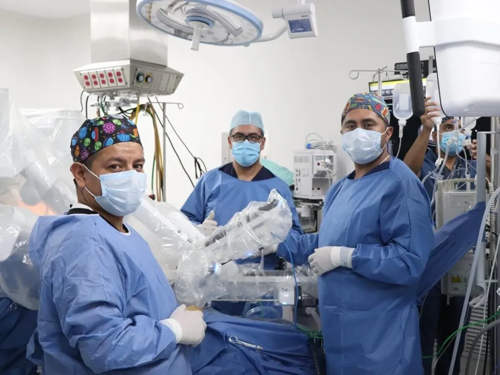 Histórico: Imss realizó cirugía asistida con sistema robótico