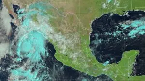 Lorena mantendrá lluvias de muy fuertes desde BC hasta Jalisco