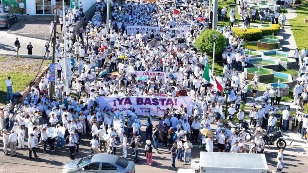 Marchan en Culiacán contra escalada de violencia en la entidad