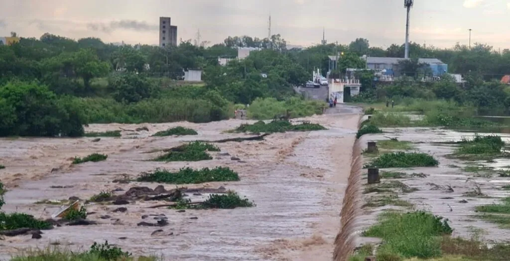 Menor muere arrastrado por corriente de agua en Culiacán