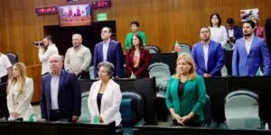 Realiza un minuto de silencio en honor a la periodista Débora Estrella