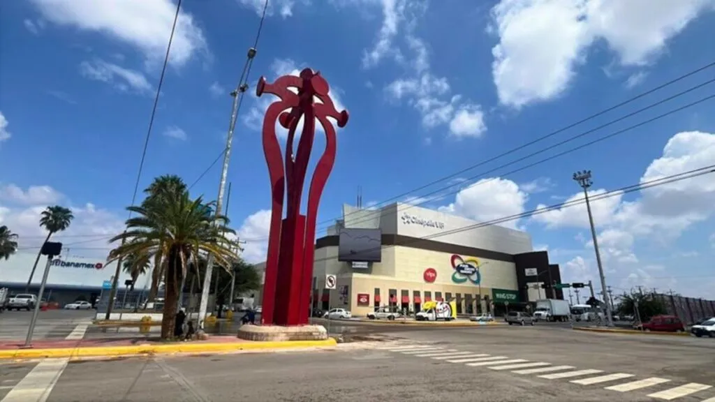 Reinstala Torreón la famosa escultura La Flor del Desierto