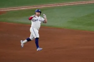 Alejandro Kirk conecta home run ante Dodgers en el Clásico de Otoño