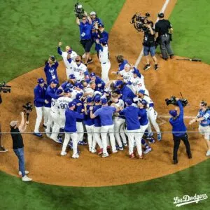 Dodgers aventaja 2-1 a Blue Jays en la Serie Mundial