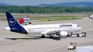 Hombre apuñala a dos menores en vuelo hacia Alemania