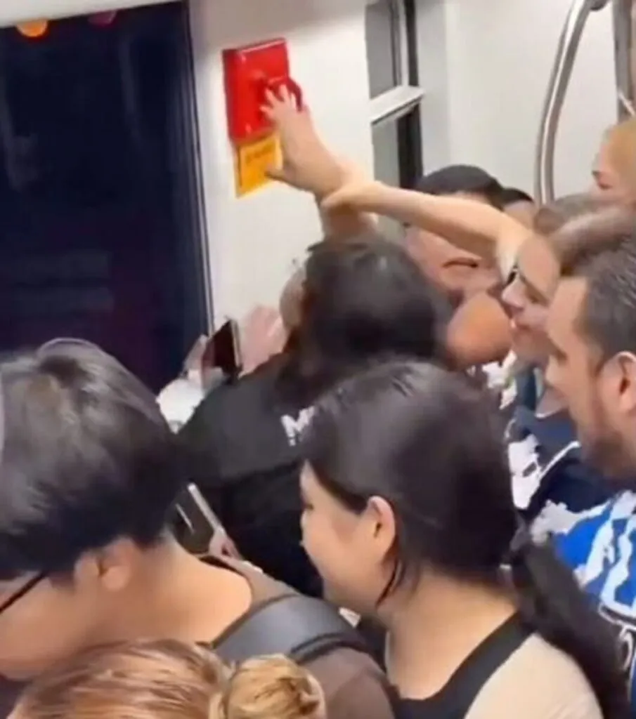 Mujer intenta sacar a hombres de vagón rosa en Metrorrey