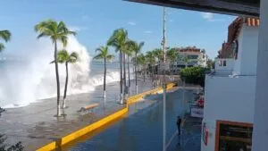 Priscilla provoca intenso oleaje en Puerto Vallarta