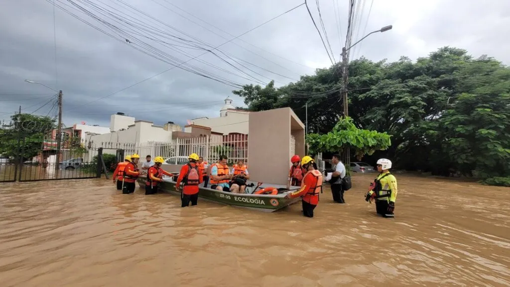 Rescatan a familias afectadas por las lluvias en Vallarta