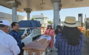 Agricultores colocan ataúd en carretera México-Nogales