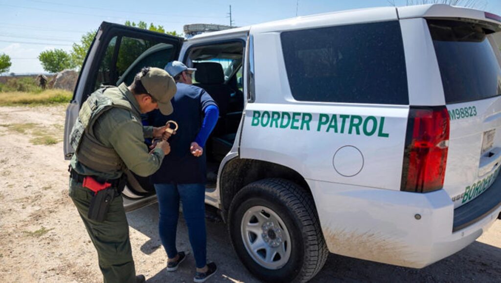 ICE agita avispero de cazarrecompensas: ofrece 300 dólares por migrante