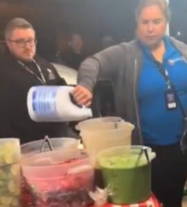 Inspectora arroja cloro en puesto de comida de una familia latina