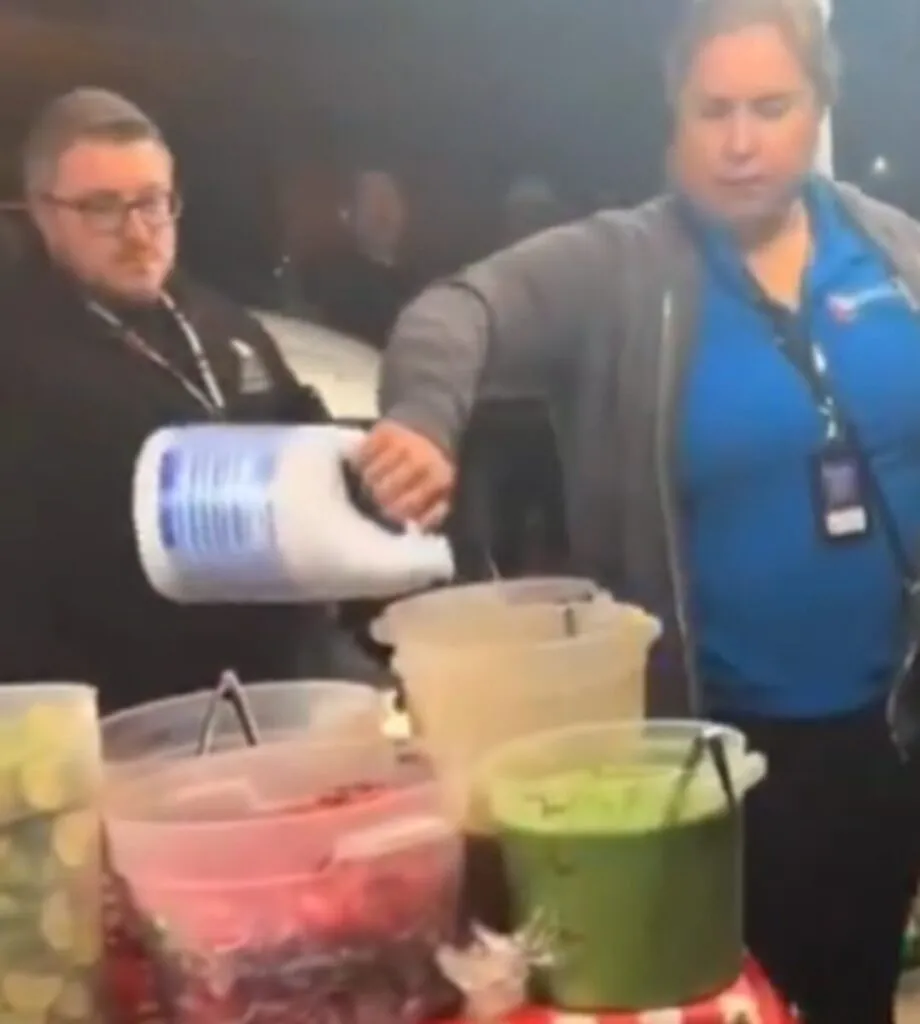 Inspectora arroja cloro en puesto de comida de una familia latina