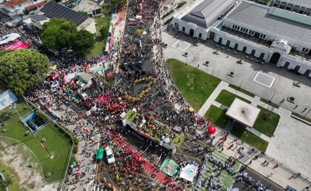 Miles se manifiestan en la COP30 en contra de las “falsas soluciones”