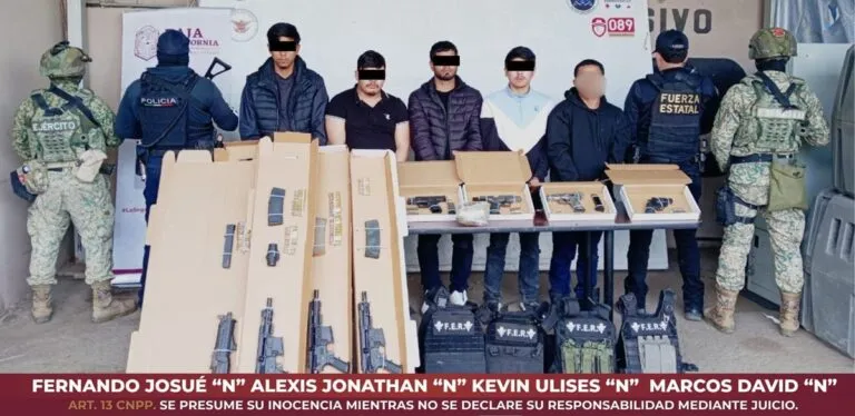 Desarticulan célula delictiva y decomisan arsenal en Baja California