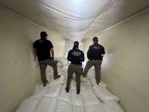 Detienen a dos que transportaban 320 kilos de metanfetamina en Los Mochis