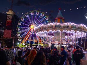 Encienden Samuel y Mariana la Macro Navidad 2025