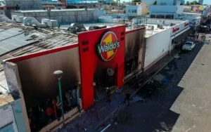 Libran 25 órdenes de aprehensión por incendio de Waldo’s en Hermosillo