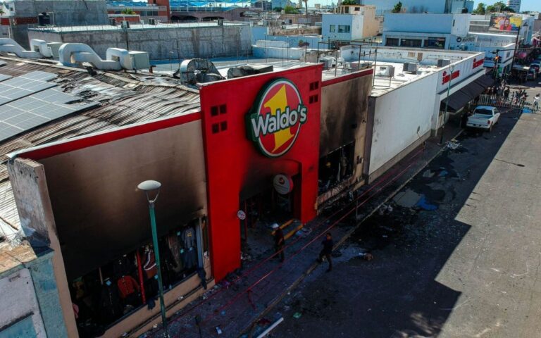 Libran 25 órdenes de aprehensión por incendio de Waldo’s en Hermosillo