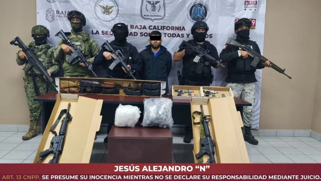 Aseguran arsenal, droga, vehículo a persona en San Quintín, BC