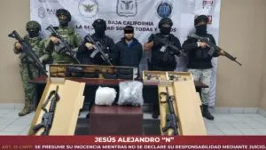 Aseguran arsenal, droga, vehículo a persona en San Quintín, BC