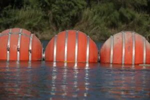 Estados Unidos instala barreras flotantes en el río Bravo