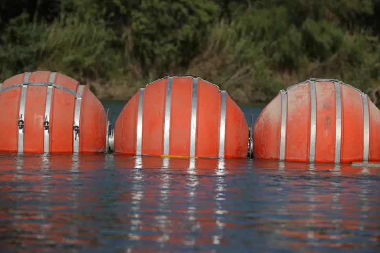 Estados Unidos instala barreras flotantes en el río Bravo