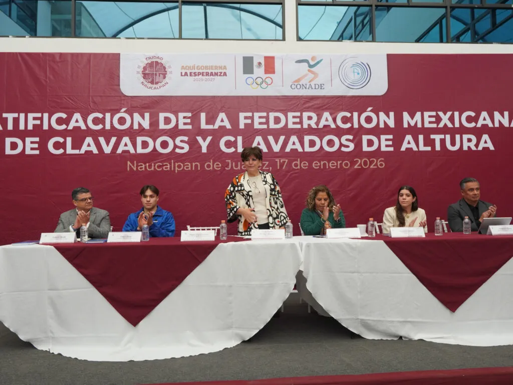 El presidente de Grupo Vazol, Olegario Vázquez Aldir, recibió un reconocimiento de la Federación Mexicana de Clavados y Clavados de Altura.