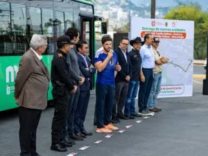 Gobernador de Nuevo León entrega nuevas unidades de transporte
