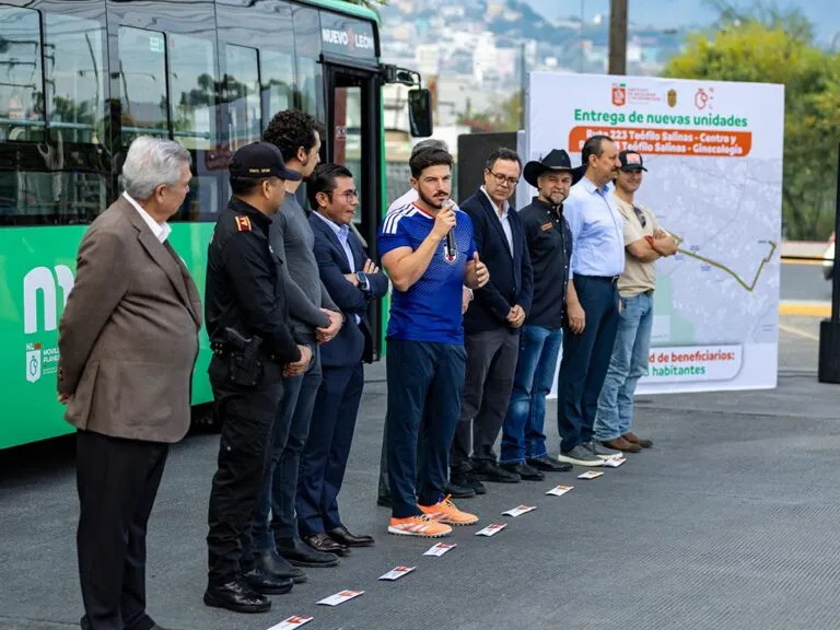 Gobernador de Nuevo León entrega nuevas unidades de transporte