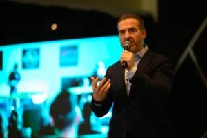 Alcalde de Monterrey infiltra a youtubers en las mañaneras de Sheinbaum