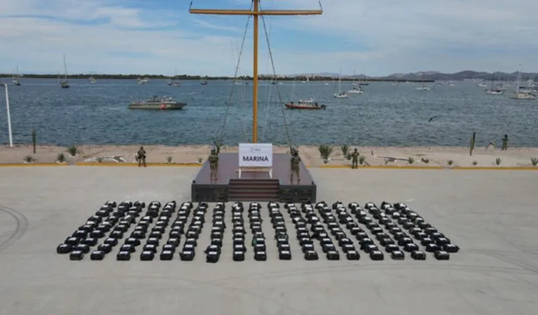 Semar asegura alrededor de 188 bultos con toneladas de presunta cocaína