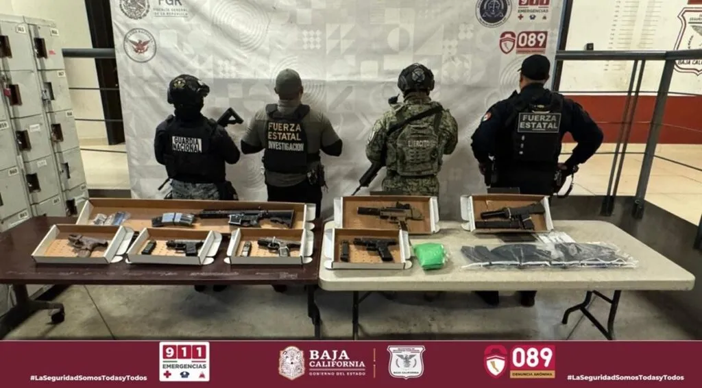 Localizan cargamento de drogas y arsenal de alto calibre en BC