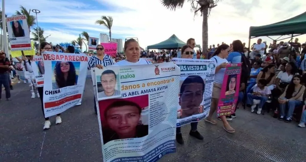 Madres buscadoras protestan en el Carnaval de Mazatlán