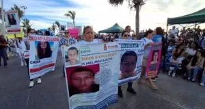 Madres buscadoras protestan en el Carnaval de Mazatlán