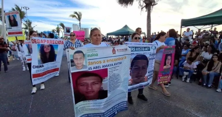 Madres buscadoras protestan en el Carnaval de Mazatlán