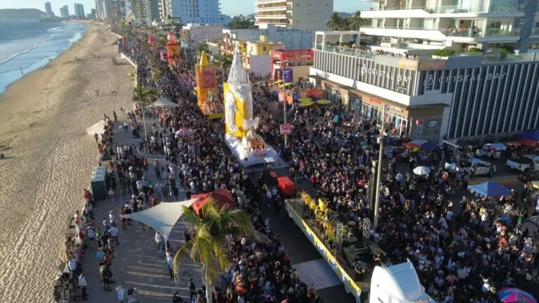 Más de 480 mil personas disfrutan del 2o desfile del Carnaval de Mazatlán