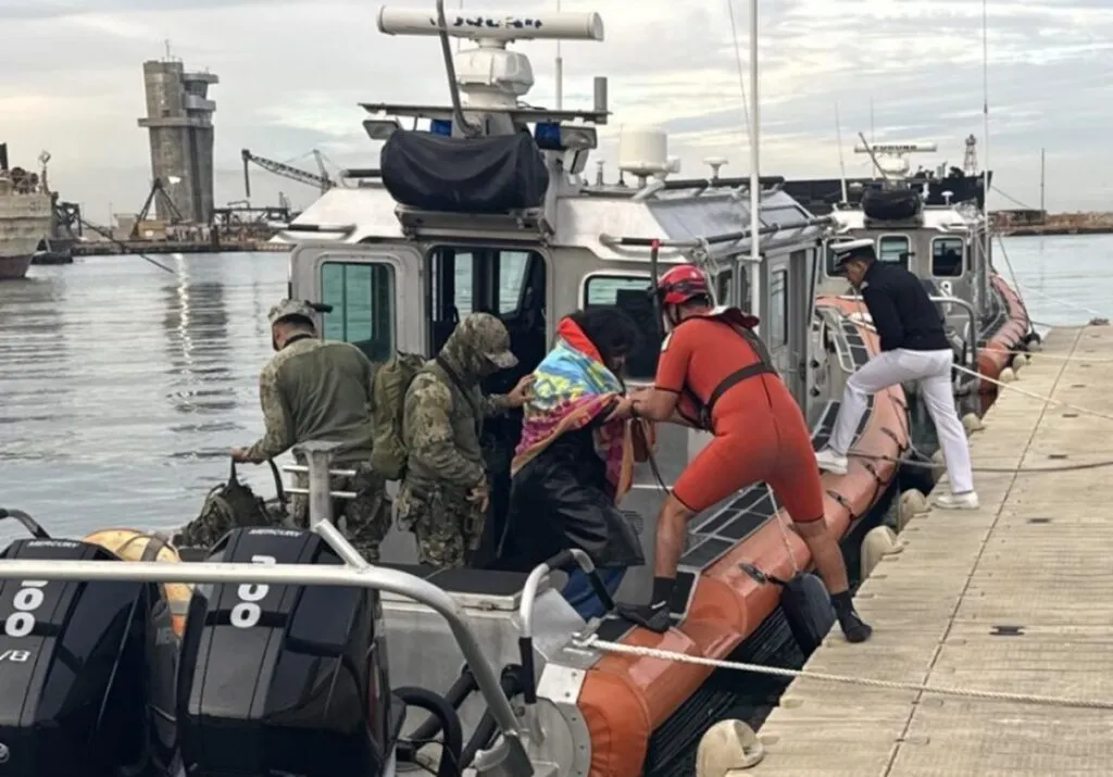 Rescatan a tripulante a la deriva en inmediaciones de playa en Ensenada