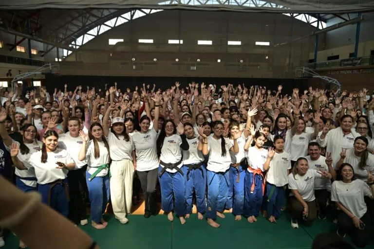 Celebran clase nacional de defensa personal “Mujeres Imparables”