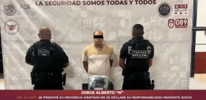 Detienen a estadounidense con casi tres kilos de marihuana