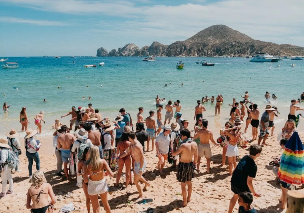 Entre 45 y 50 mil jóvenes arribarán a Los Cabos por Spring Break 2026
