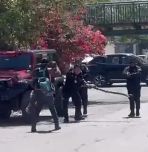 Investigan a policías por abatir a hombre mientras cargaba a su hijo en Nuevo León