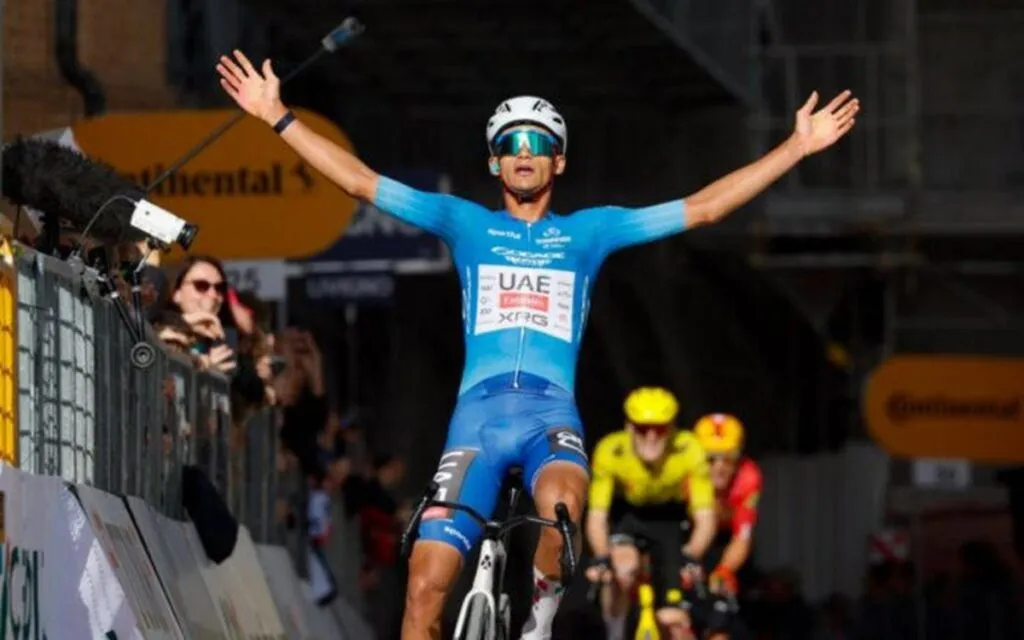 Isaac Del Toro conquista el «Tridente» de la Tirreno Adriático