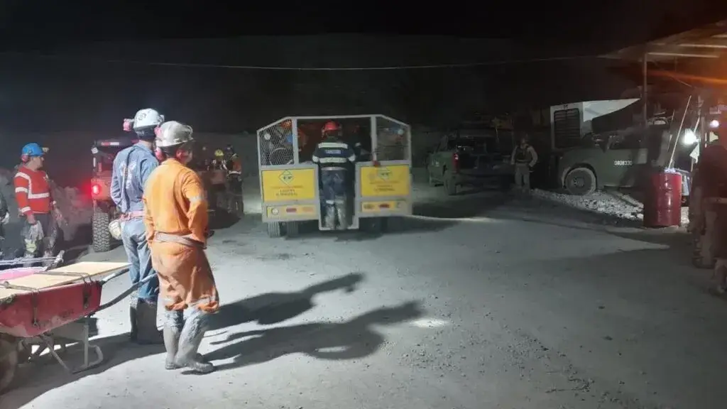 Rescatan al primer trabajador de la mina Santa Fe, en Sinaloa