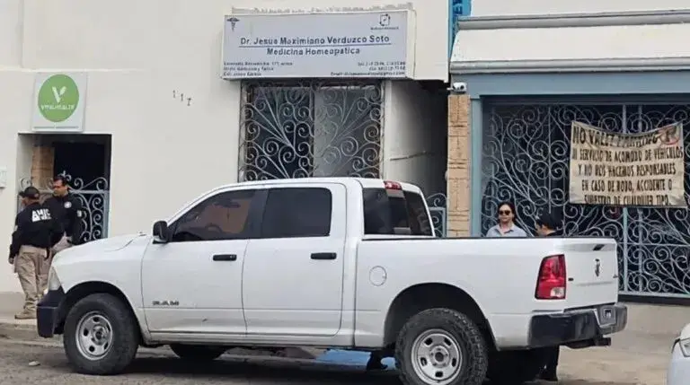 Buscan en tres inmuebles al responsable de administrar sueros "vitaminados" en Sonora