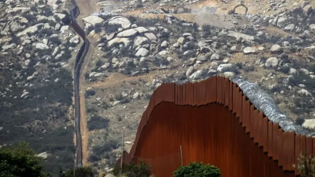 Denuncian que obras del muro fronterizo de EU dañan cerro considerado sagrado por pueblo indígena