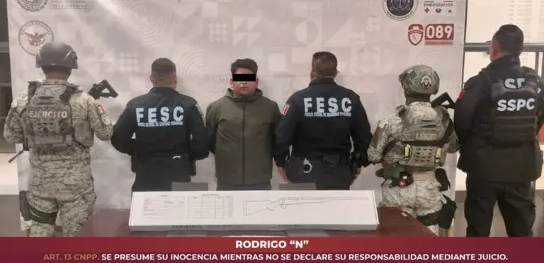 Intercepta fuerza estatal a conductor en posesión de arma larga